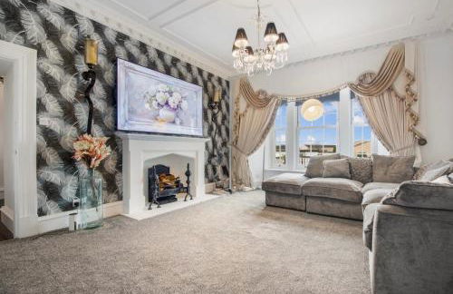 6BR House with Butler, Sauna & Hot Tub in Glasgow - Photo 15