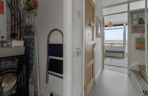 Seaside Rendezvous - Sleeps 7, Sea Views & Parking - Foto 47