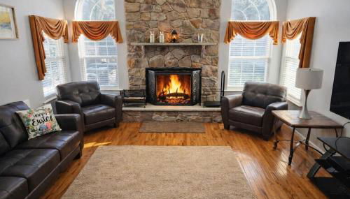 Luxury Villa with Hot Tub, Two Fire Pits, King Bed Suite, Game Room & Fenced Yard - Foto 5