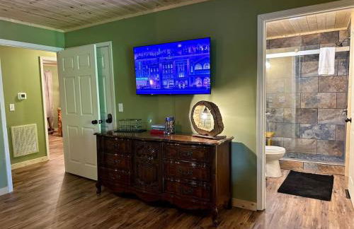 Laurelwood Luxury Cabin Hot Tub - Photo 17