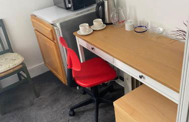 EGHAM LOVELY STUDIO SELF CONTAINED 2 mins station - Foto 4