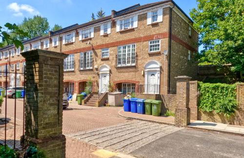 Stunning 3Bed 2bath family home with Garden - Photo 13