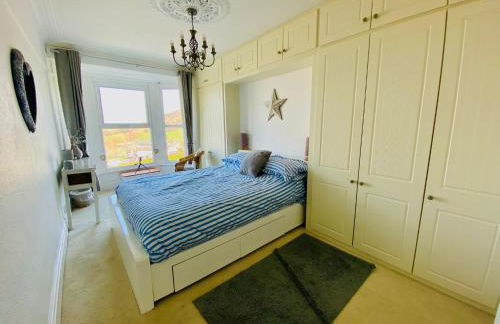Ocean Terrace, Ilfracombe, 4 bedrooms, Sleeps 8, Stunning Sea Views, Parking, Garden, Pet Friendly - Foto 2
