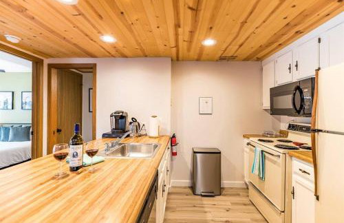 Peaceful 2-bedroom townhome retreat w/wooded view - Foto 15