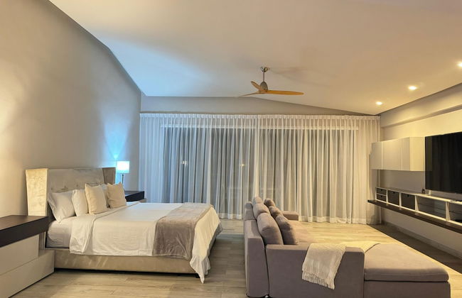 Spacious Villa w Pool Garden Views - Photo 33