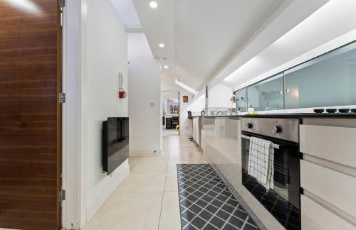 Exquisite 2-Bedroom Penthouse-Sleeps 7-Free Parking with Workspace & High-Speed WiFi - Foto 28