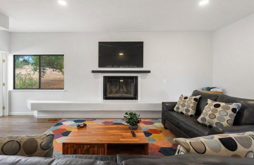 Mid-Mod Hilltop Retreat Views & Local Wildlife - Foto 17