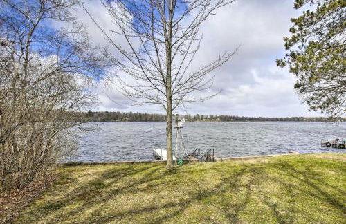 Lakefront 1930s Log Cabin with Dock and Fire Pit! - Foto 22