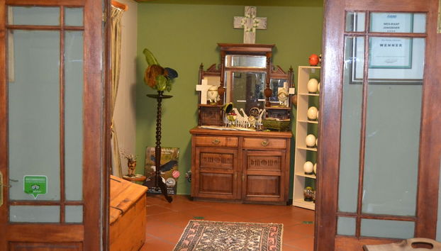 Check-in/check-out kiosk