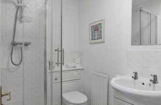 GuestReady - Stylish Apt w/ Parking near Edinburgh - Photo 34