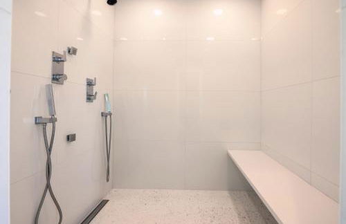 Spectacular 8 Bedroom Oceanfront Hamptons Beach House, Your Castle By The Sea ! - Foto 77