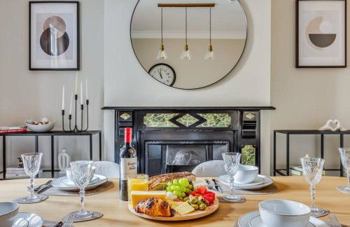 Beautiful 5 Bedroom 4 Bathroom House in W6 by Yoko Property - 10 minute's to Central London - Free Parking, Fast WiFi, Work Desks and SmartTVs with Disney and Netflix - Foto 28