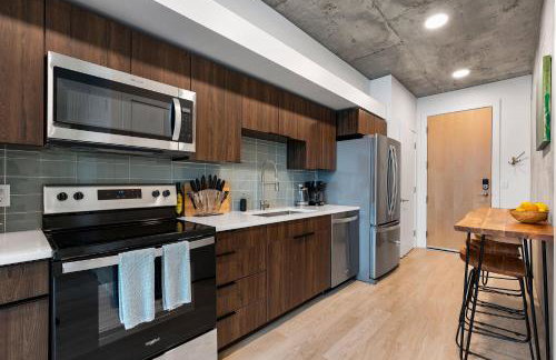 Exceptional 1BD BA-PoolHotTubGymParking- Downtown! - Foto 2