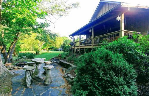 Water's Edge, Covered Porch, Deep Creek as your Backyard Haven, Hot Tub, Pool Table, Fire Pit, Close to Town & Entrance to National Park - Foto 41