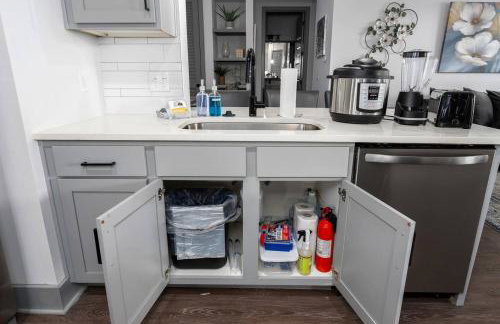 Luxury Apartment with Pool, Restaurants, Shopping) - Photo 37