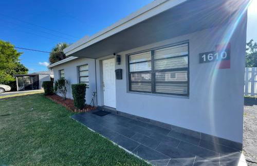 Stylish Pool Home - Photo 24