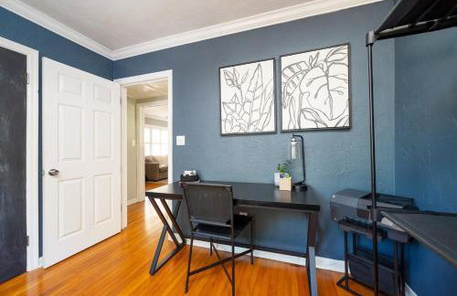 Charming 3BR Home Near DT with King Bed and Fire Pit - Foto 35