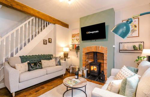 Beautiful Cozy Cottage in Sandbach by 53 Degrees Property, Sleeps 4 with FREE Parking - Photo 2