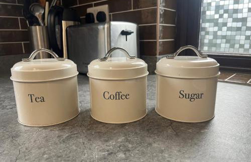 Superb Comfy 2 Bed House, Responsive & Caring Hosts Free WiFi & Parking, Close to MK Centre, Train Station, Santander, Network Rail by Webbhill Stays - Foto 52