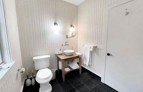 Cottage Retreat - Historic Cottage Home w Home Gym - Photo 6