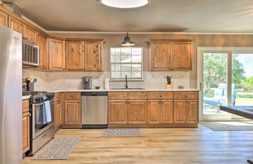 Quiet Haven with Hot Tub, 4 Mi to Canyon Lake! - Foto 8