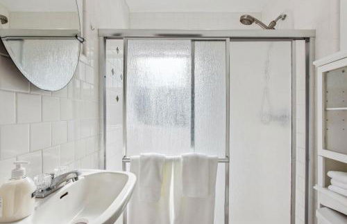 Charming Eugene Retreat Private Hot Tub and Yard! - Photo 15