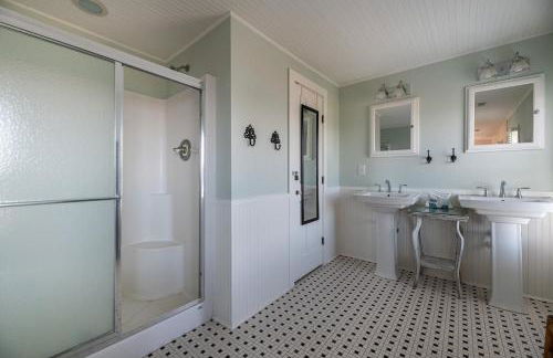 Sawyers Lodge - Historic Soundfront Home, Pool, Hot Tub, Boat Launch, Kayaks, Pets OK, Flex Stays - Foto 44