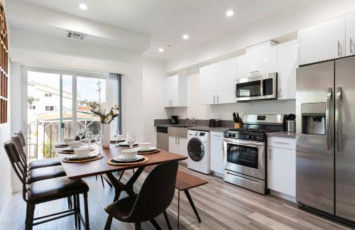 Upscale 4BR Townhouse Sleeps 8 with Fast WiFi - Foto 1