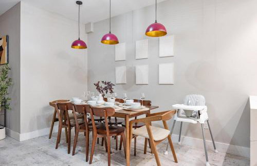 Mid-Century Stay 5BR and 5 Baths w PS5 & Laundry - Foto 12