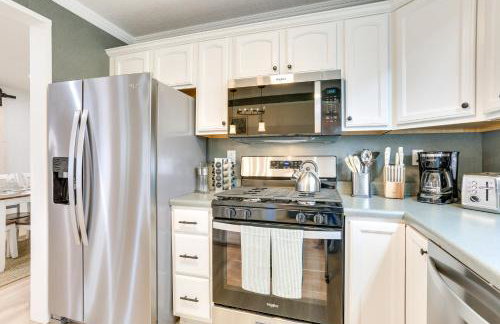 Walk to White Lake Family Home with Deck and BBQ - Foto 6