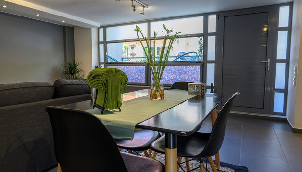 Gazi Metro APT Urban Balcony Oasis - Foto 3, Servicio de comidas en la habitación