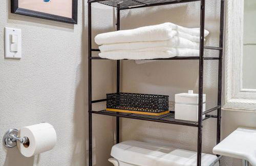 Colorful downtown condo, 2 bedrooms, king bed - Foto 8