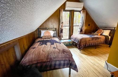 Chalet w Hot Tub Fireplace Grill FirePit & Wifi - Photo 24