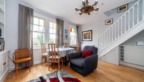 Stylish 3 BDR apartment wfree parking and garden - Photo 1