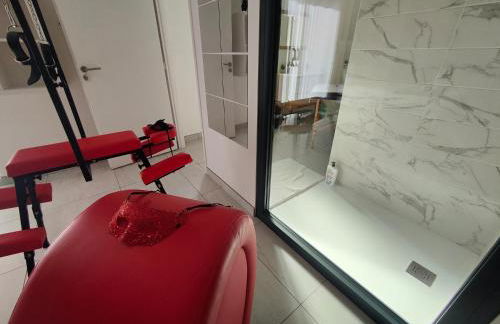 Un amour passionnel,love room,15 min du zoo,balnéo XL privatisée et disponible toute l'année ,piscine couverte et chauffée d'avril à fin septembre à partager avec d'autres logements et elle est privatisée de 20h à 22h - Foto 27