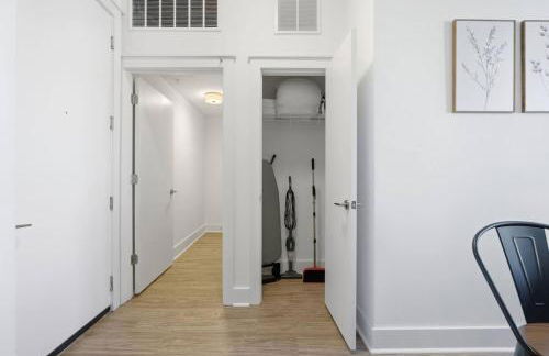 Skyline Retreat - Free Parking, Pool, Balcony - Foto 51