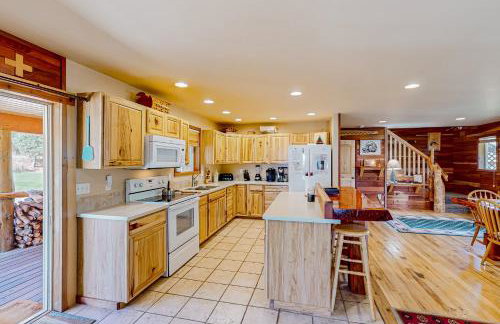 Rustic Cabin with Decks and Hot Tub in Garden Valley! - Foto 7