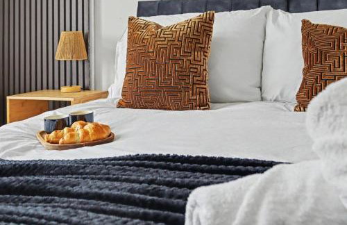 4BR Heathrow Base Free Parking Fast Wi-Fi - Foto 10