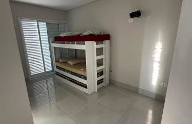 Casa agradável com piscina há 1 quadra da praia. - Foto 8