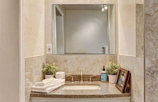 Beautifully Renovated 5 Bedroom with Guest House 5 Home by RedAwning - Foto 45