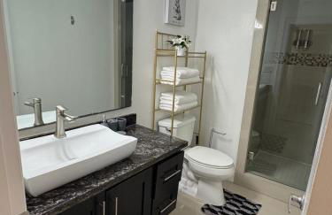 Luxe 3BR & 2BA Condo Near Airport & Shopping Mall - Foto 12