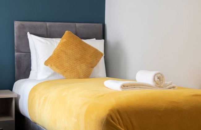 Immaculate 5-bed House in the City Centre Ashford - Photo 8