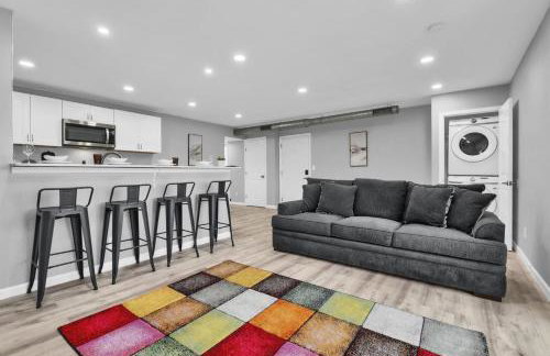 Peaceful 2BR Hideaway Close to Dining and Events - Photo 6