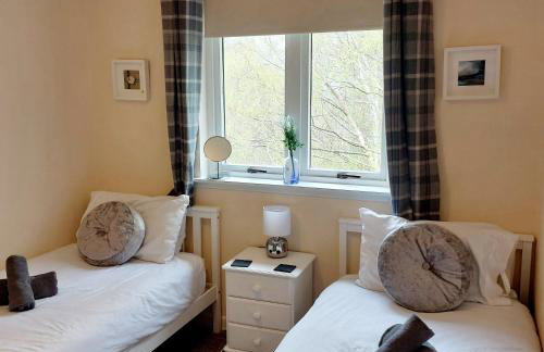 'Treetops' - Bright & Homely 2 Bed Flat w Parking - Foto 26