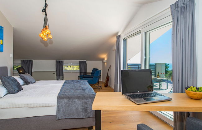 Villa with Swimming Pool, Outdoor Kitchen, Sauna, Hot Tub, Play Area, Sea View - Foto 4