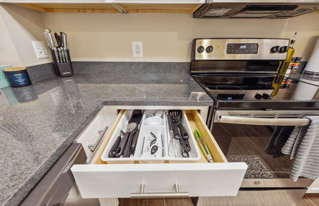 Stylish 1 BR Apartment w Movie Theater - Photo 16