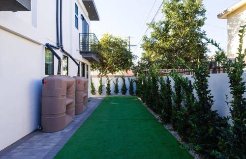 Modern Luxe Retreat Three-Bedroom #4 - Photo 29