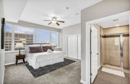 Luxury 21st Floor Penthouse | Great Downtown VIEWS - Photo 28