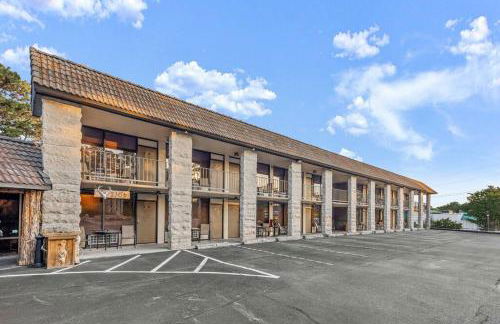 Stonegate Lodge 2 Queen Beds WIFI 50in Roku TV Salt Water Pool Room #105 - Photo 28