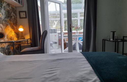 Cosy and Private with 55"TV and Dedicated Toilet Shower Space - Foto 31